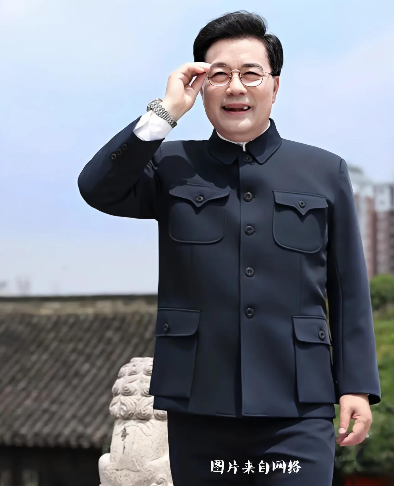 我们年轻那会儿，中山装极为盛行，年轻人大婚之时所着皆是中山装。

彼时，穿西服者