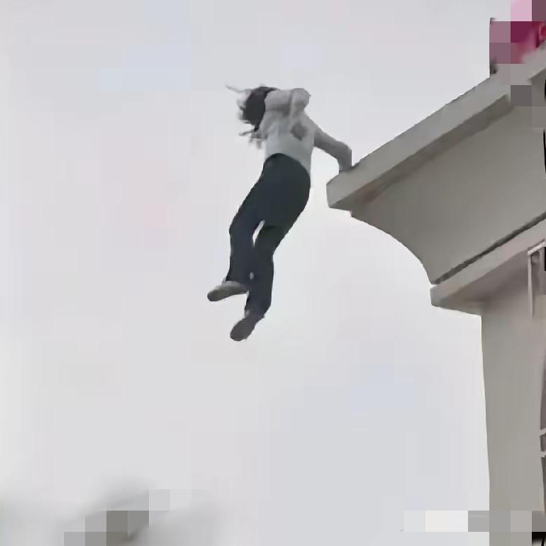 17岁生命戛然而止，哪是孩子不懂事，是家长的控制欲逼死了她！青春期的聊天不是洪水