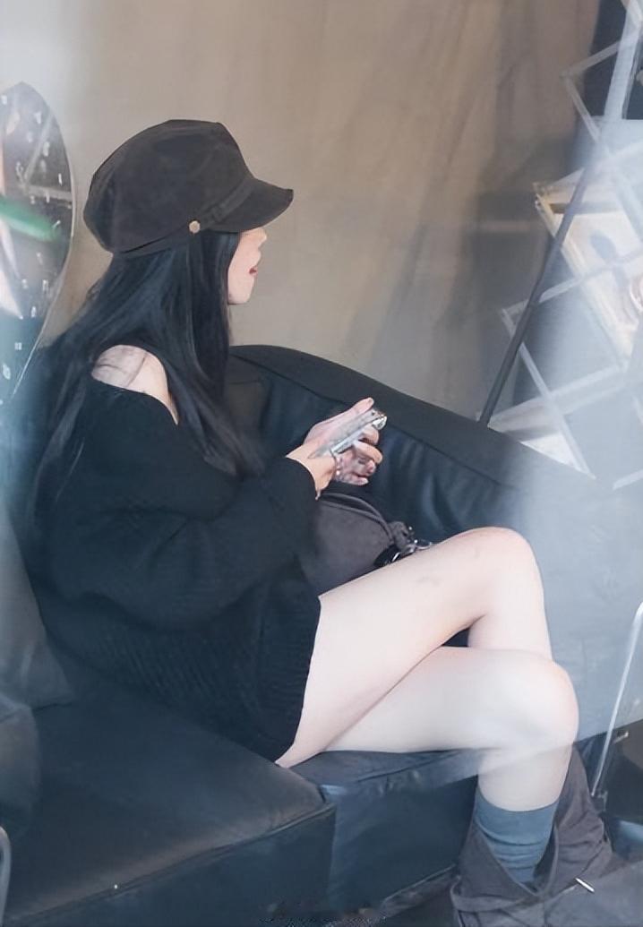 我认识一个开公司的老板，年轻时在外头没少混，甚至还有私生子。到了中年想回头，说回