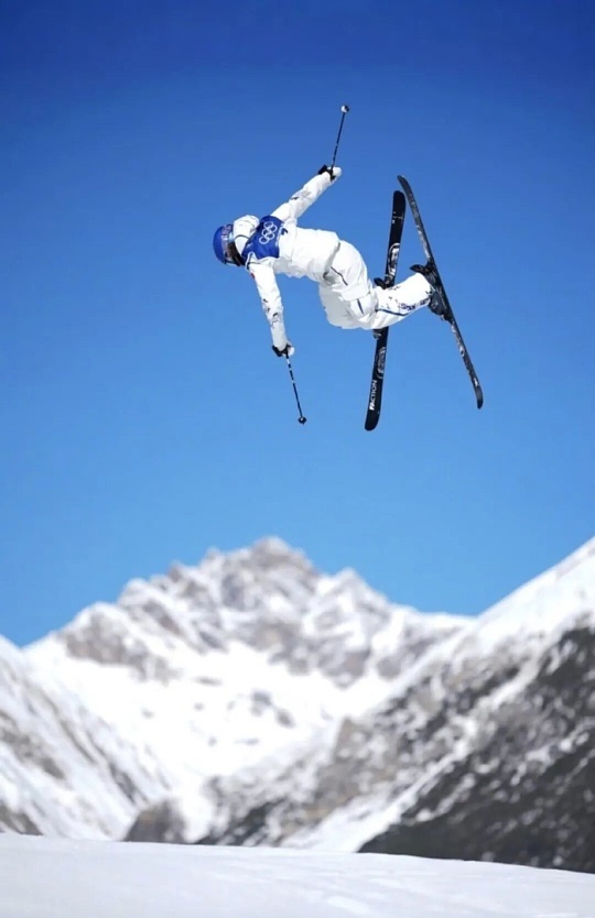 谷爱凌空中姿态太美了谷爱凌在空中的姿态真的美到极致，身体线条舒展流畅，腾跃时轻盈
