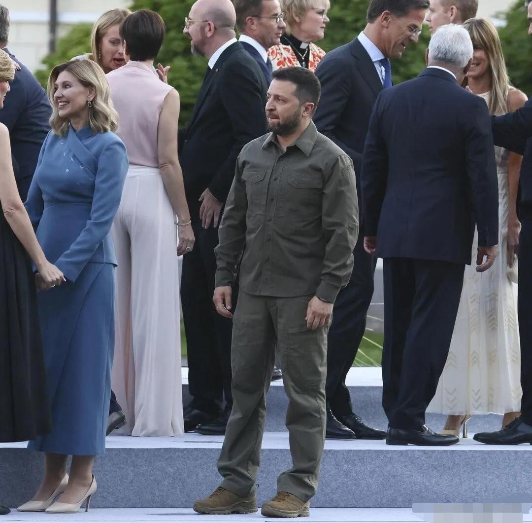 孤独的泽连斯基！
    随着美以伊战争的不断深入，世界目光的焦点都被吸引到了中