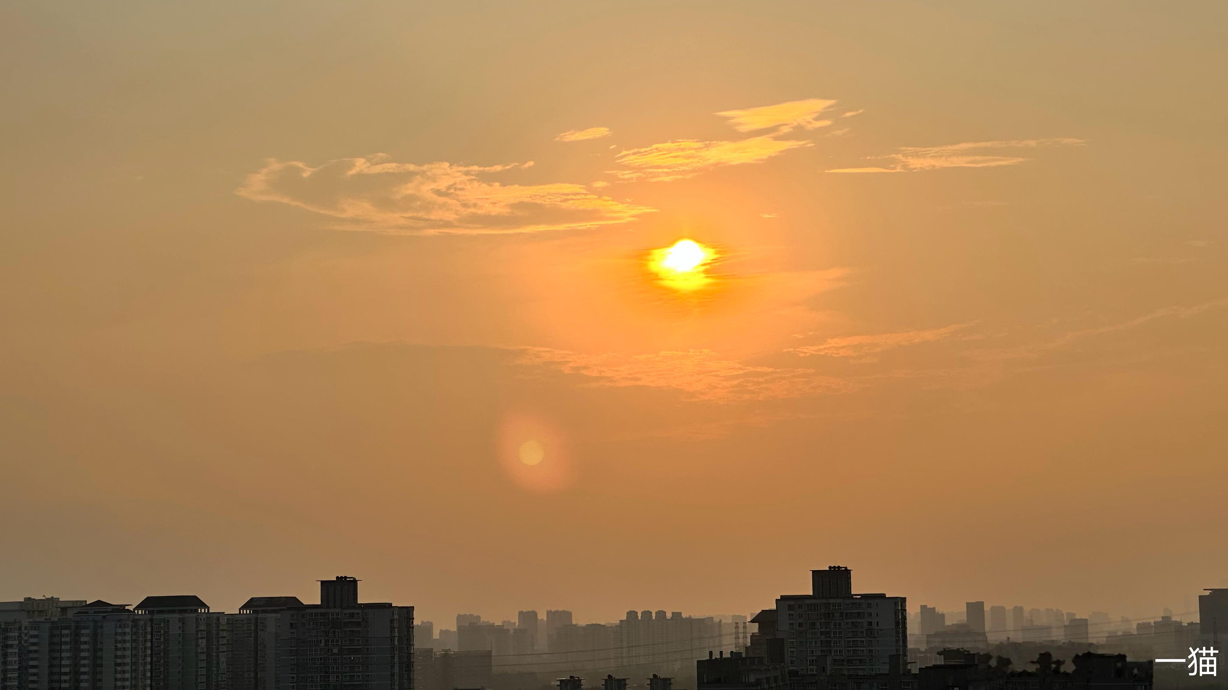 5:57 一宵酣睡不曾醒，忽见东窗日已明。         自笑起迟非中酒，为无