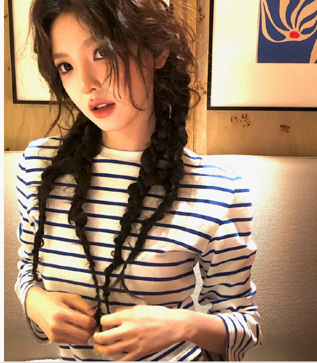 章若楠元气休闲风穿搭介绍，短款蓝白横条纹修身T恤，利落收腰刚好露出腰线，清爽的蓝