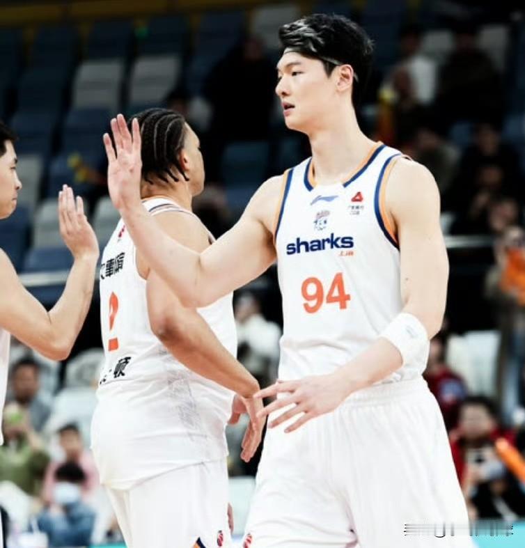 上海90-72青岛，一波8连胜后，战绩提升至10胜2负，稳居CBA常规赛第一。