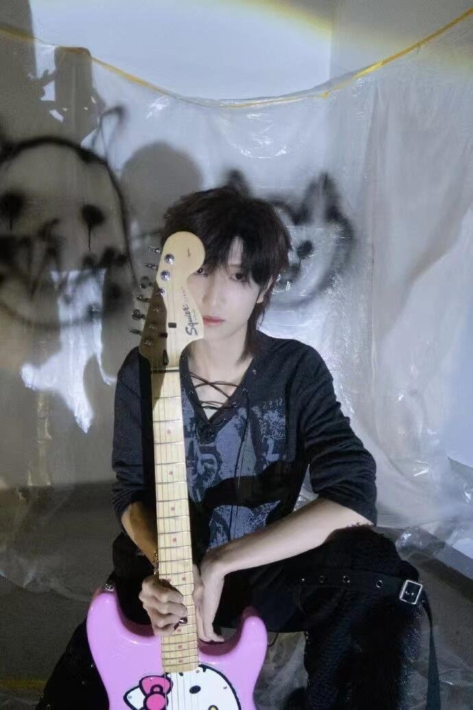 黄朔童禹坤本质还是小孩哥 舞台上气场拿捏到位，私下里满是少年调皮感，黄朔童禹坤自