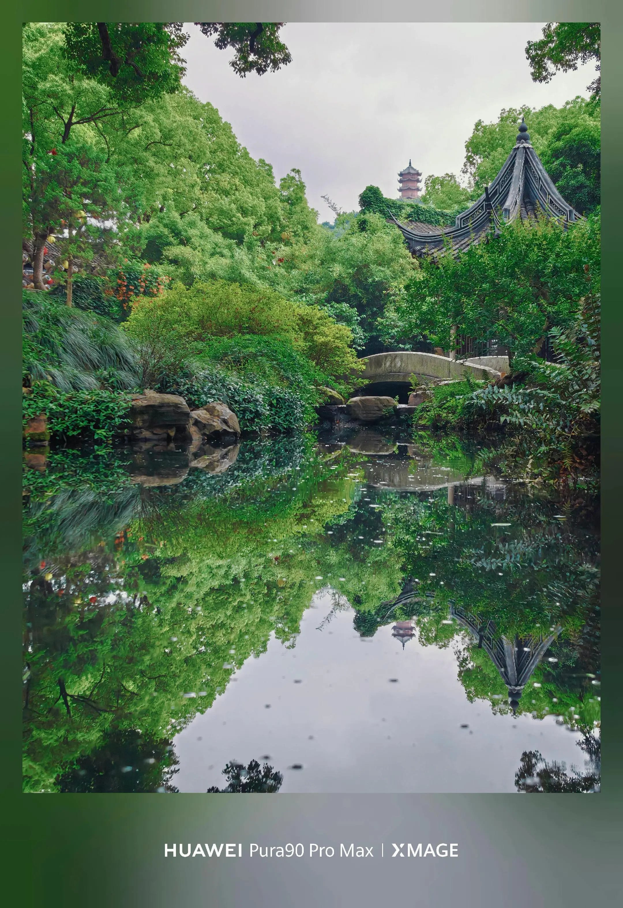 夏天是深深浅浅的绿。当江南园林遇上阴雨天气，那将是一场绝杀，在阴天的加...