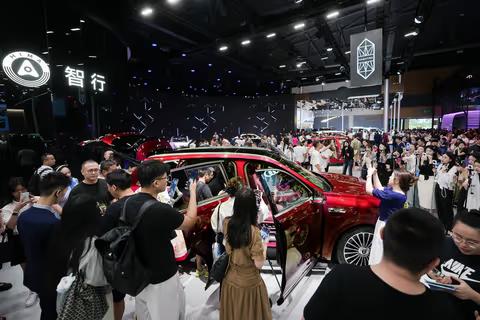 鸿蒙智行90万交付靠什么？五界产品矩阵发力量价齐飞印证实力
鸿蒙智行全系累计交付