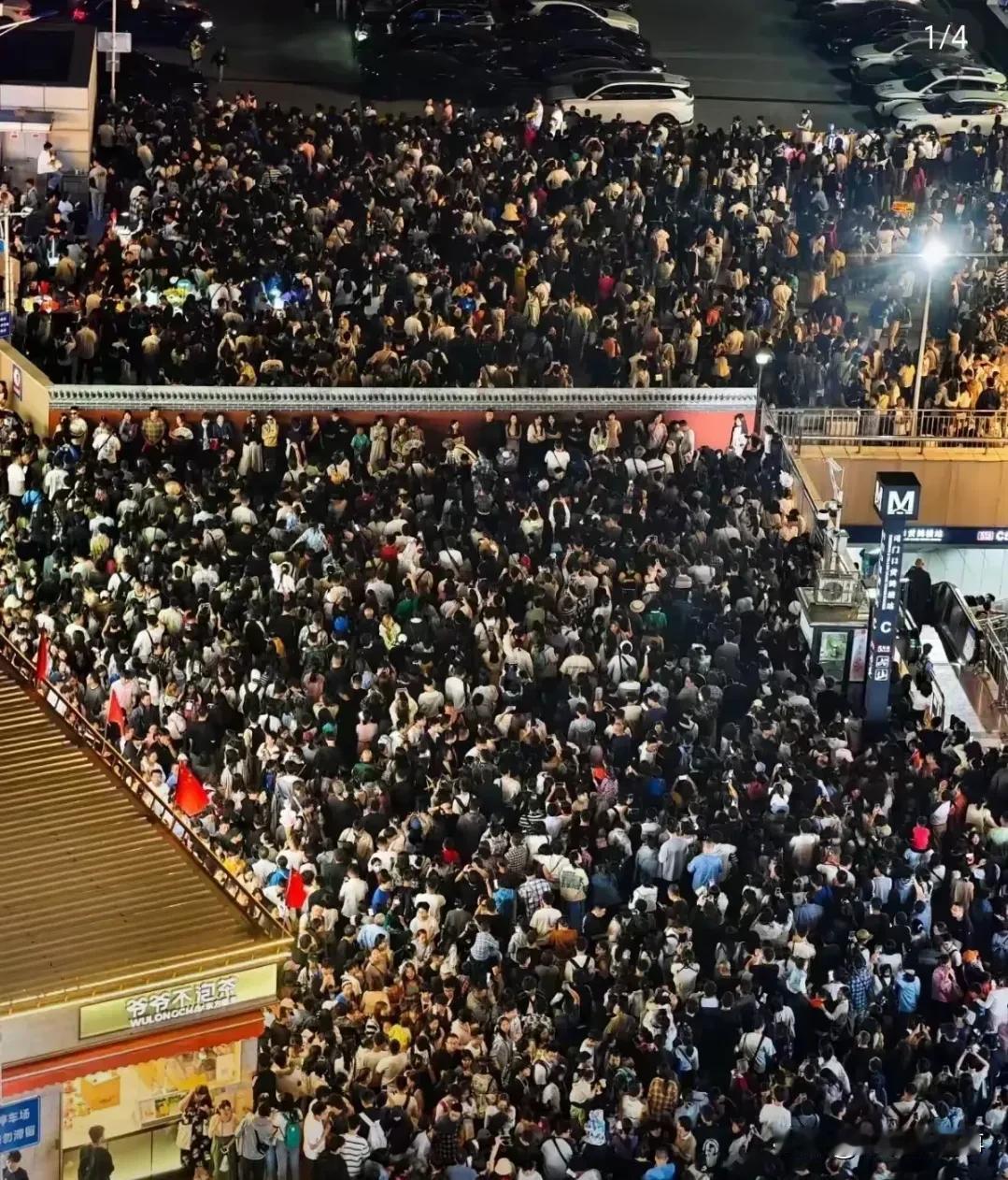 美国人口不到4亿。
苏联人口不到两亿。
我们人口14亿。 
到处是房子，到处是人