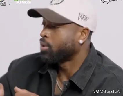 韦德在近日的一档播客节目中谈到自己的雕像。

韦德说道：“我的不一样。我的不是一