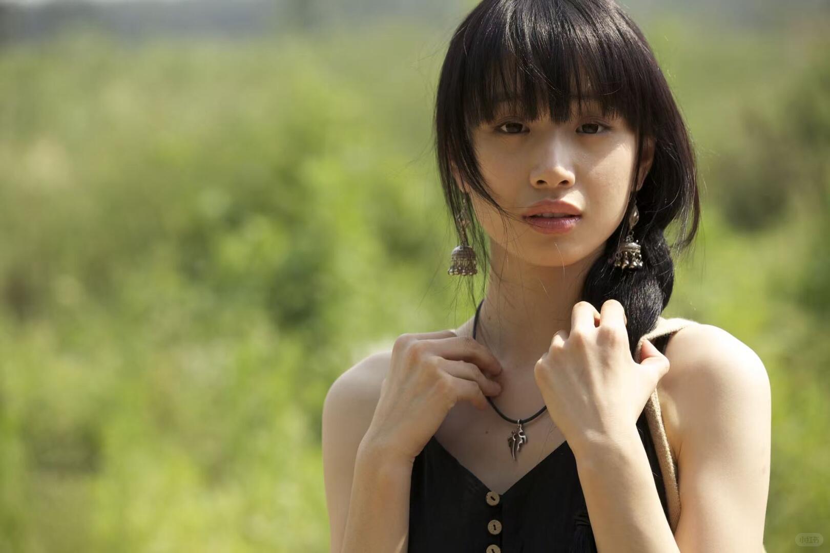 李梦发布一组自己的早期照片，灵气有韵味。“好像文艺杂志封面女主” 