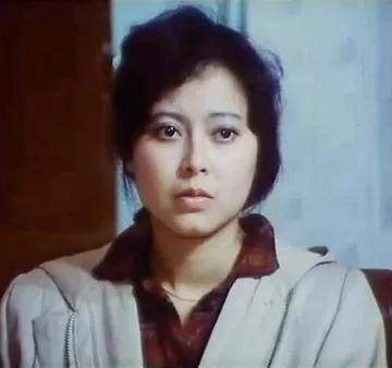 真美，白嫩的皮肤，水汪汪的秀目清澈忧柔，高挺小巧的鼻子，欲言又止的樱桃嘴，细柳眉