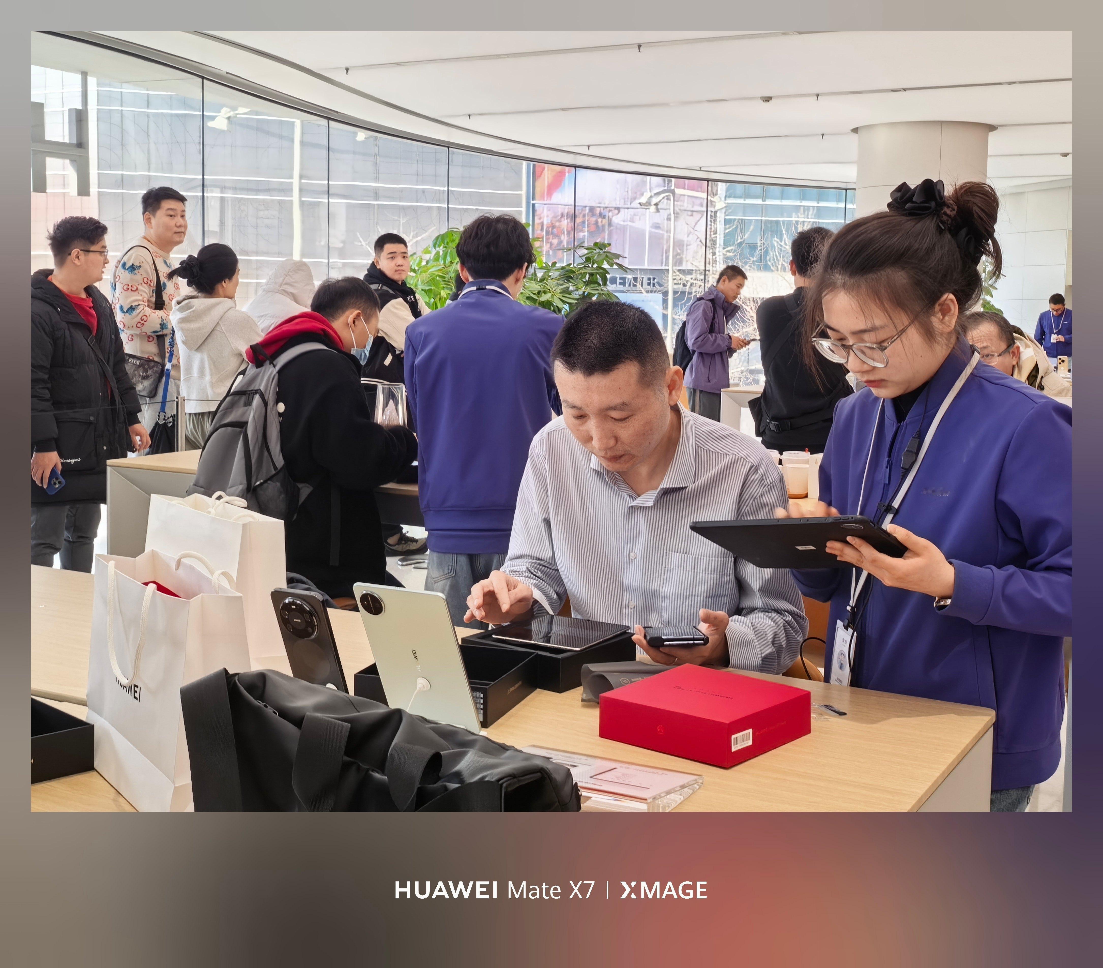 华为MateX7开售氛围火爆今天华为Mate X7一开售，就上演了一出“现象级热