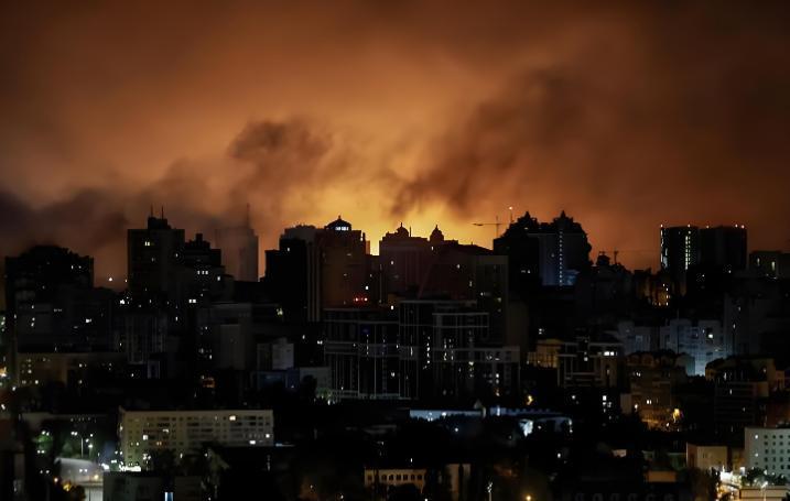 基辅黑暗：饱和攻击下的能源殇
基辅黑了，俄军猛炸，之前不是这样，现在变了，所有人