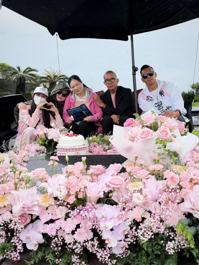 小S与S妈具俊晔去墓地为大S庆冥诞 看得心里发酸。小S、S妈和具俊晔带着鲜花蛋糕