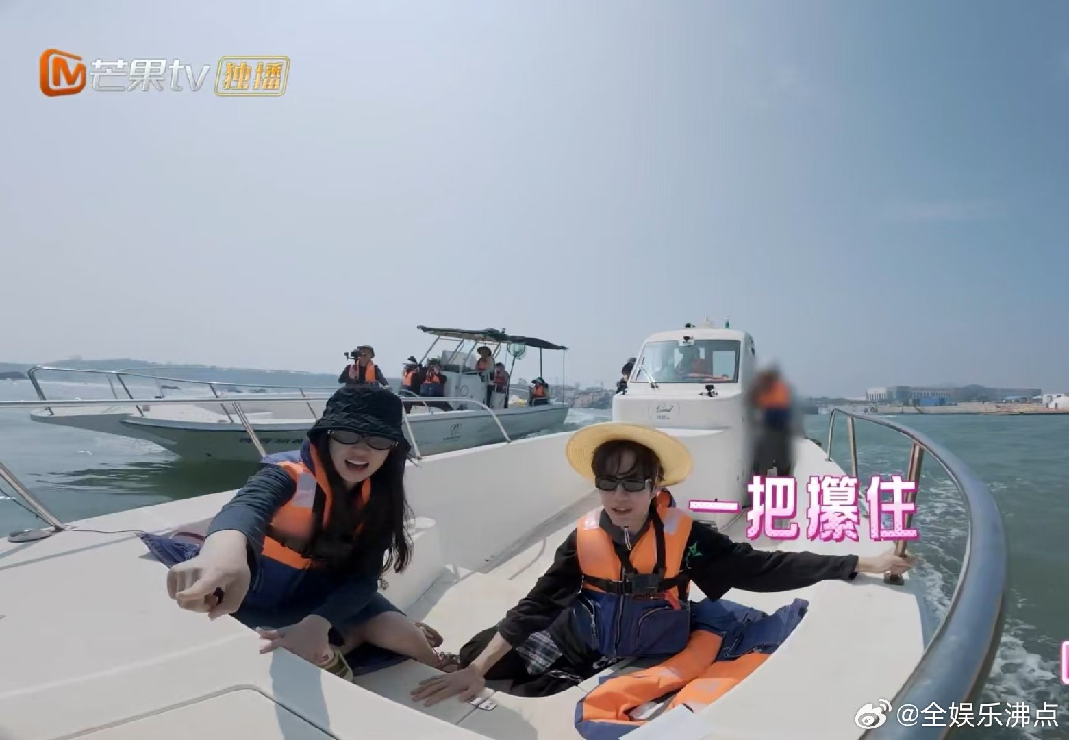 张颜齐也是跟管乐乘风破浪了我家那闺女 闺女的乘风破浪太欢乐了！张颜齐和管乐出海海