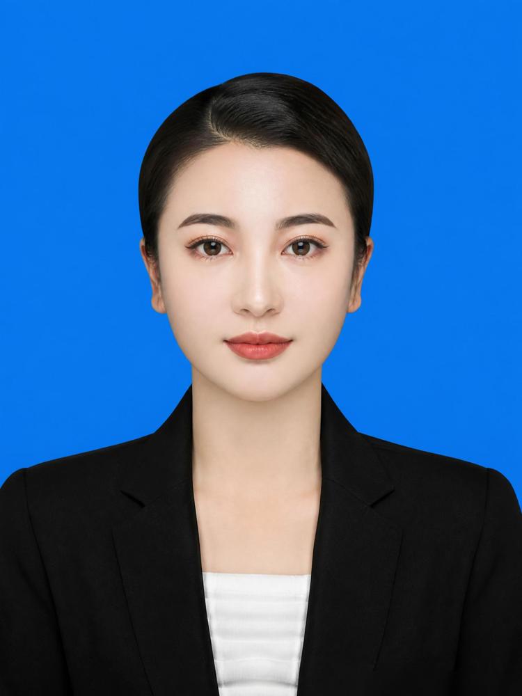 杨丽娜，1985年2月生，吉林省延边州和龙市光东村归心民宿专业合作社理事长。
