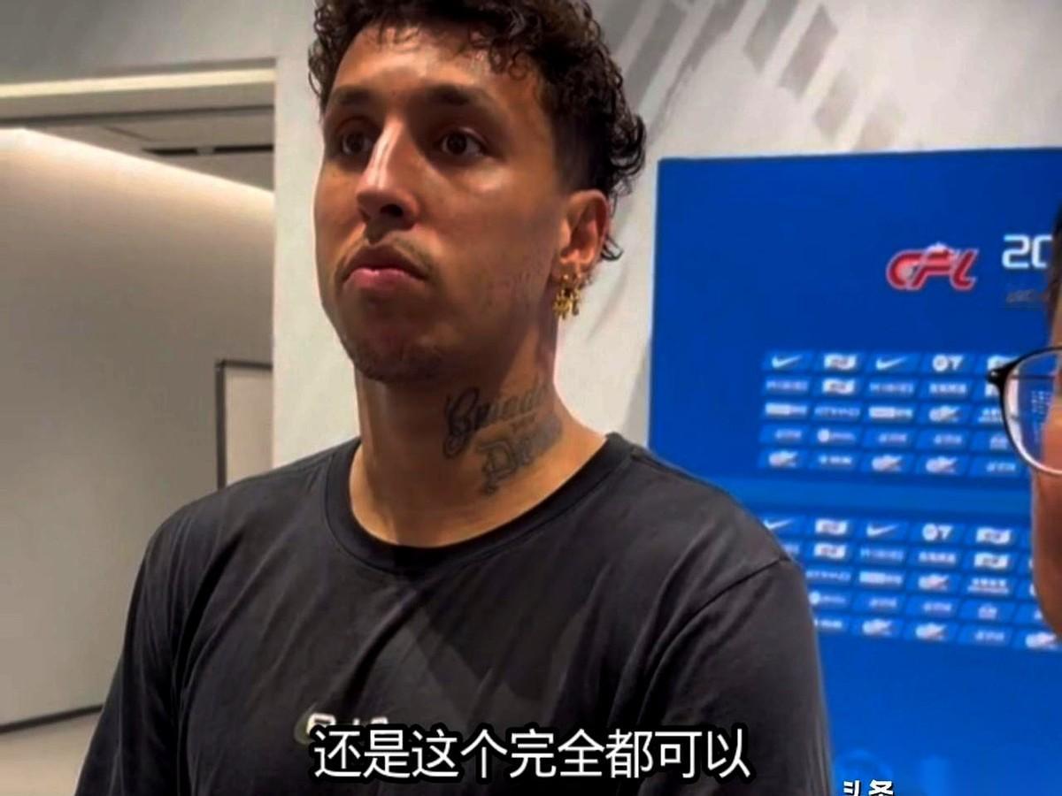 泰山队的前锋克雷桑，刚在场上踢进两个球，汗还没擦干。
一堆话筒就直接杵到他嘴边，