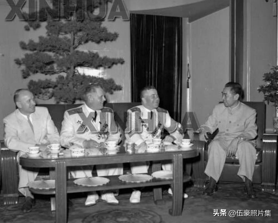 【周总理历史上的今天——6月23日】
1956年6月23日晚上，​周恩来总理接见
