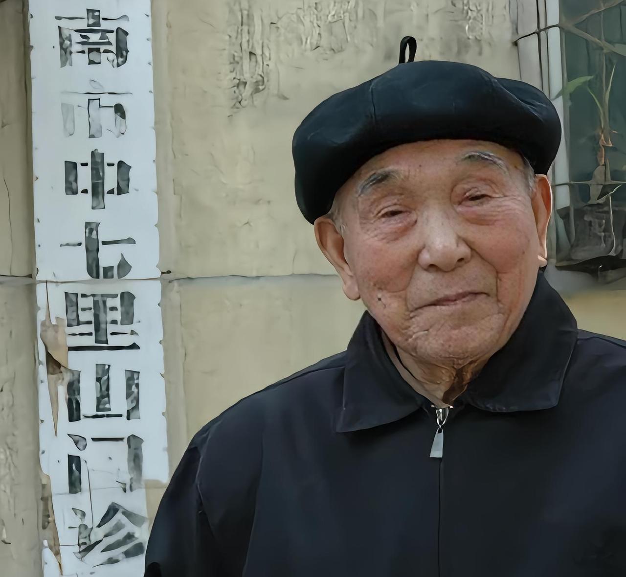 1937年， 一个日本兵目睹战友掐死三岁幼童，他疯了一样上前阻拦却被推倒。之后他