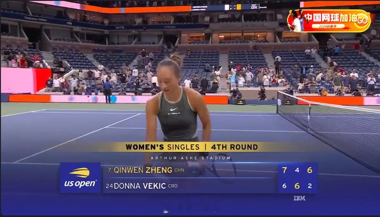 郑钦文以总比分2:1战胜维基奇，三盘比分7-6(2)/4-6/6-2，这也是郑钦