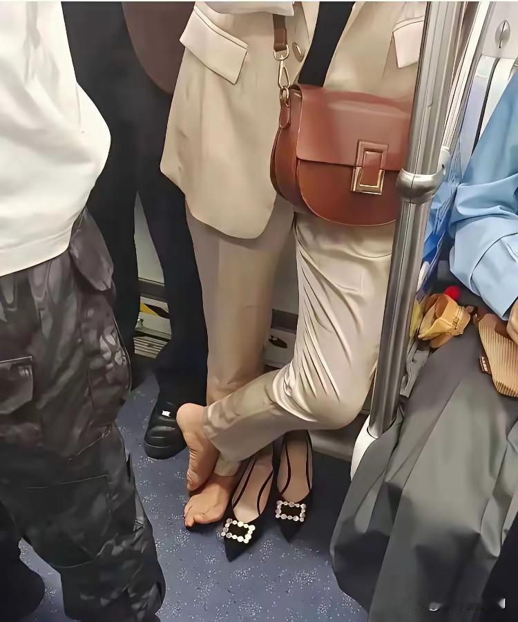 我该不该提醒她
地铁不文明行为