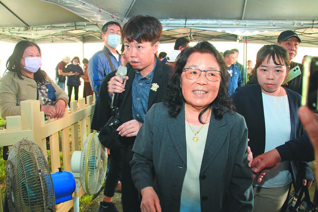 现任澎湖县长陈光复因伤住院逾4个月，争取连任中断。民进党今（17日）召开选对会，