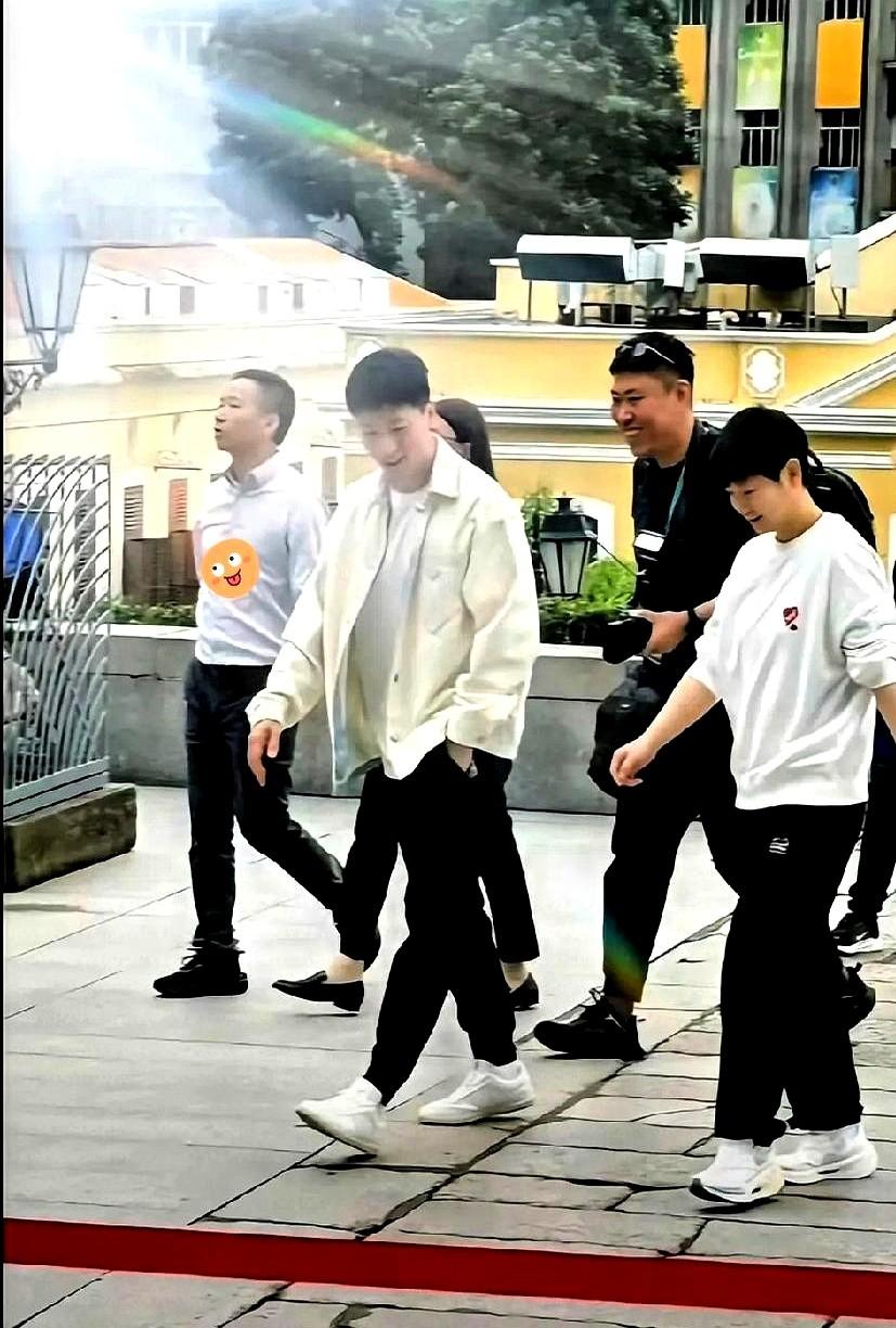 莎局这气场太强大了！
龙队带着莎莎一起出门，两个人还穿了差不多颜色的衣服。
他俩