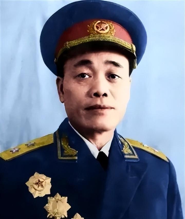 他1931年入党，1955年授中将，1977年被免去职务，1984年中央决定按正