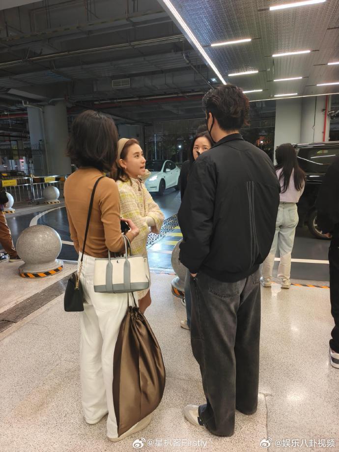 偶遇窦骁何超莲有说有笑谁懂！同框有说有笑，一看就是热恋状态 