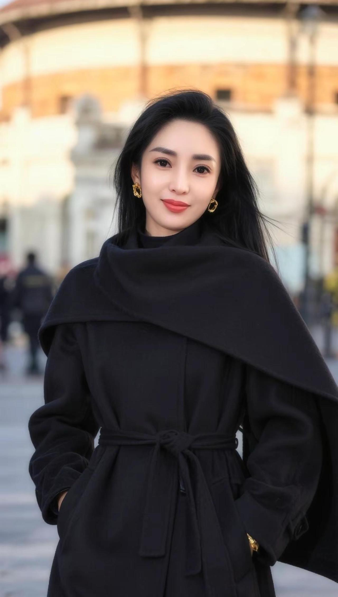 头发随意漂起，要的就是自然美