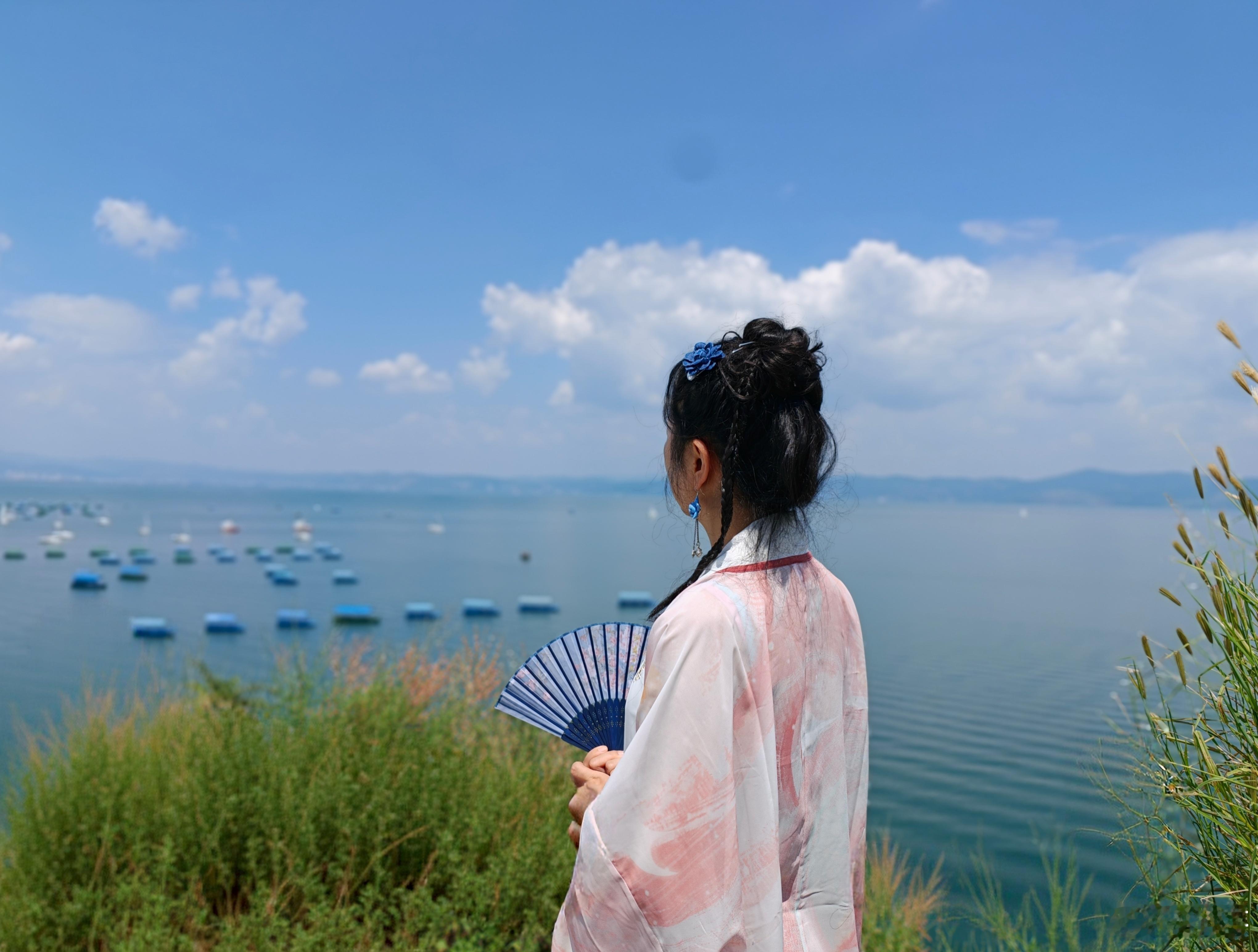 抚仙湖路过一下！真浪漫噢云南，管这儿叫红沙滩，我们那儿一定会叫“红泥巴凼子”
