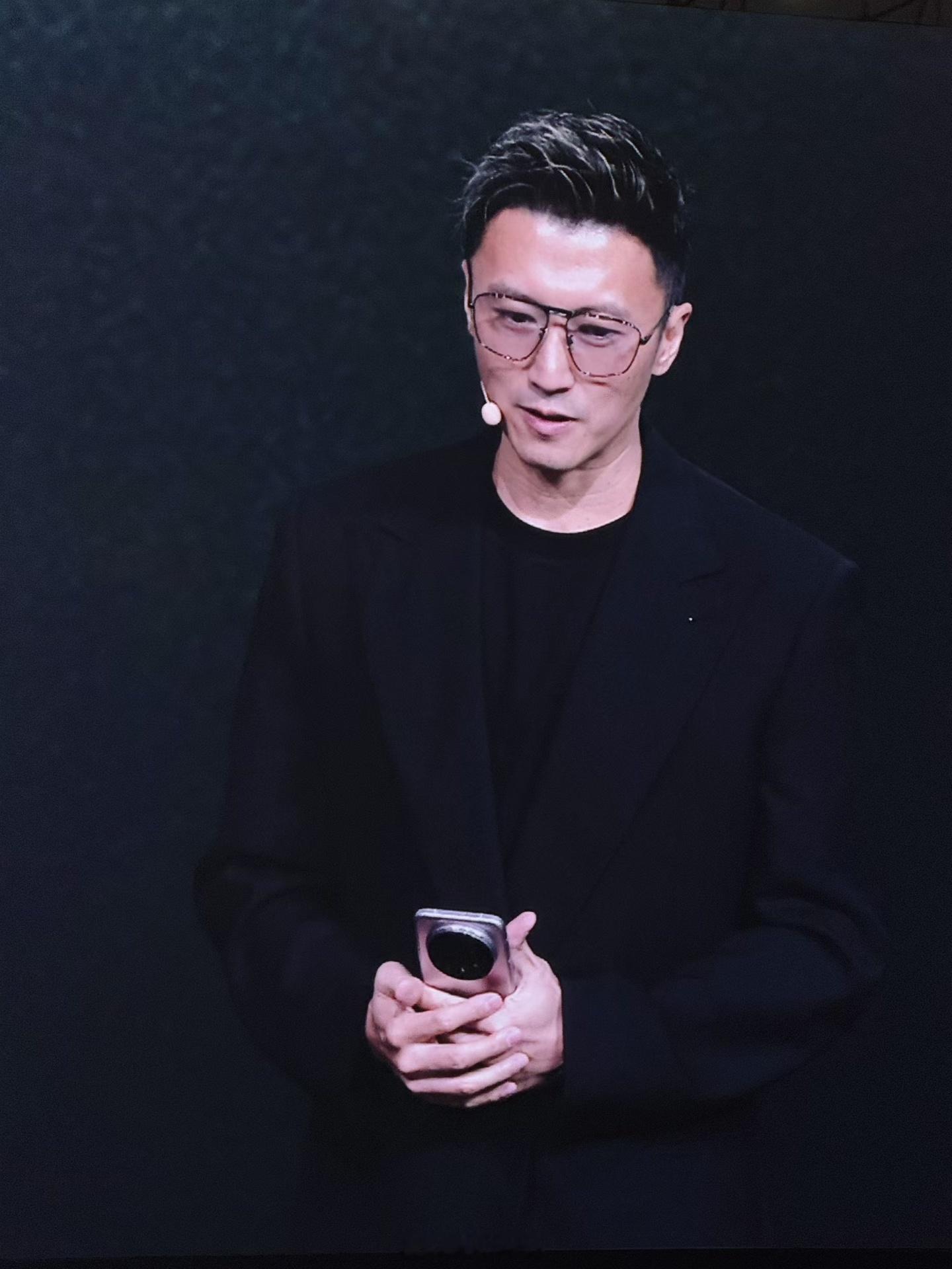 相信很多人对这次的荣耀Magic8发布会最期待的就是看超级帅酷的谢霆锋了吧！谢霆