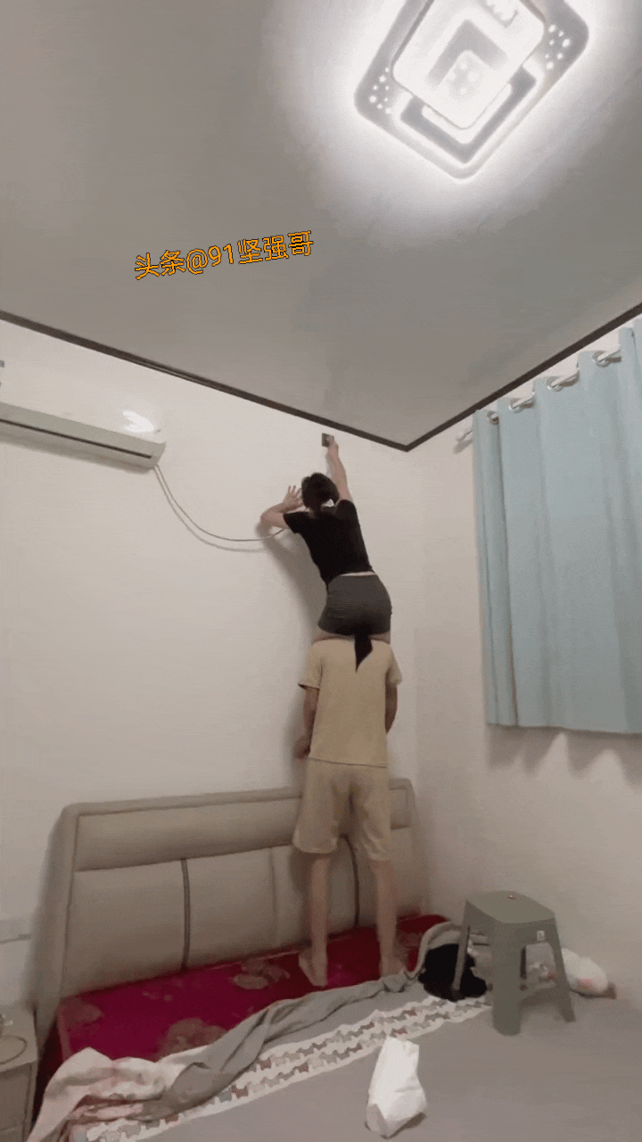 没想到30多岁的人了，还能骑在老父亲肩膀上插空调插头……