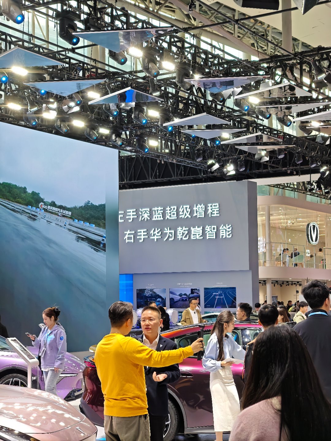 感觉整个车展，到处都是华为乾崑