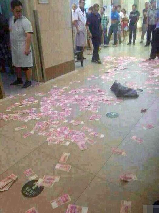 警方通报高空撒钱事件：竟是嫌犯为销毁证据，仓皇抛撒赃款！
 
原本以为是离奇的高