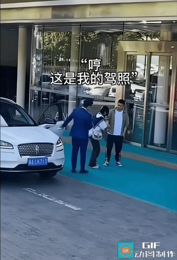 4S店门前，取得驾驶证不久的妻子要开车，男子不让，妻子坚持，结果出现了意外。
店