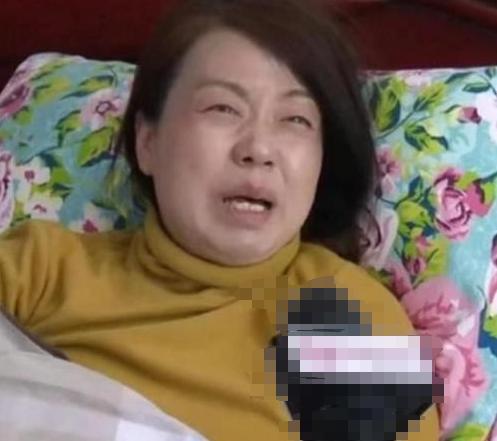 我妻子的前夫胃癌去世了，生病时妻子就经常去照顾她，今天去吊唁，没想到到她直接跪在