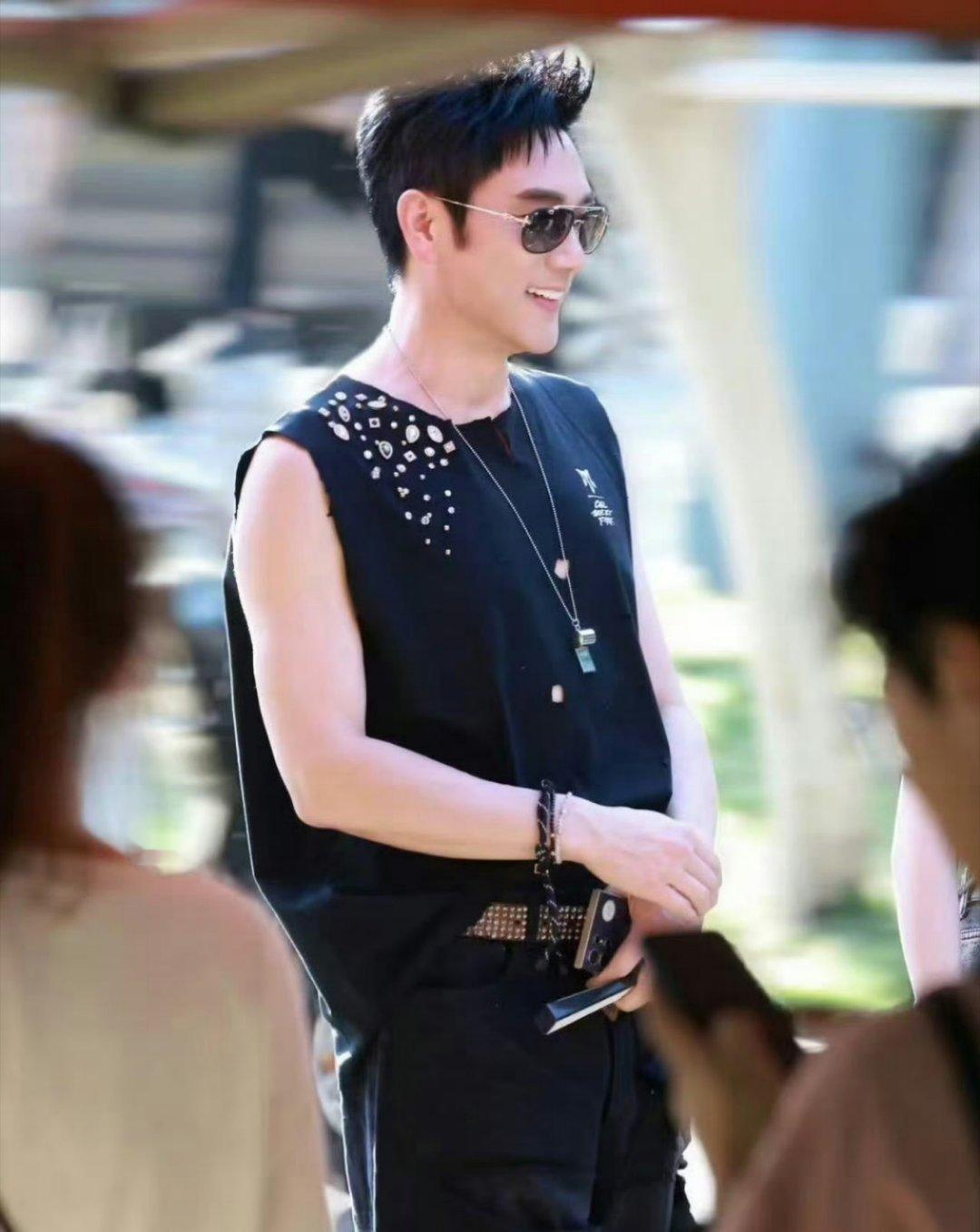 林依轮风格大变   哇哦！林依轮这次风格大变身太惊艳啦！从沉稳到时尚的完美跨越，