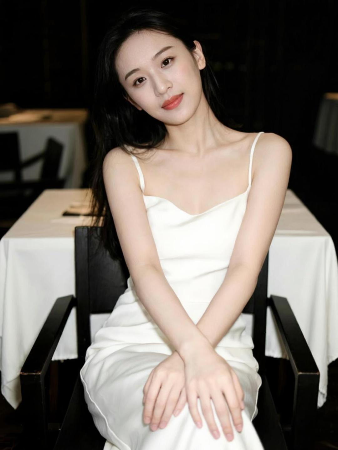 白色长裙在光影中摇曳，仿佛时间都慢了下来。椅背上的褶皱诉说着岁月的故事，而你，只