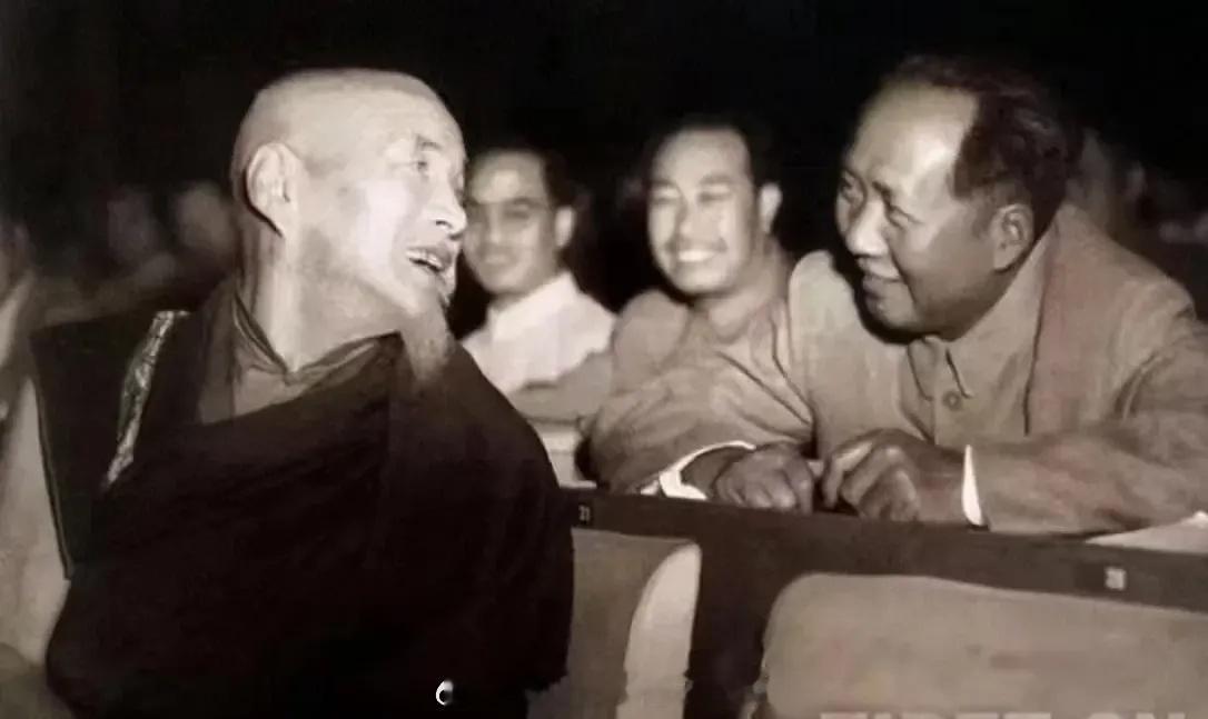 主席把第一排坐席留给佛教大师，自己坐在第二排。主席问喜饶嘉措大师：“佛教说人有轮