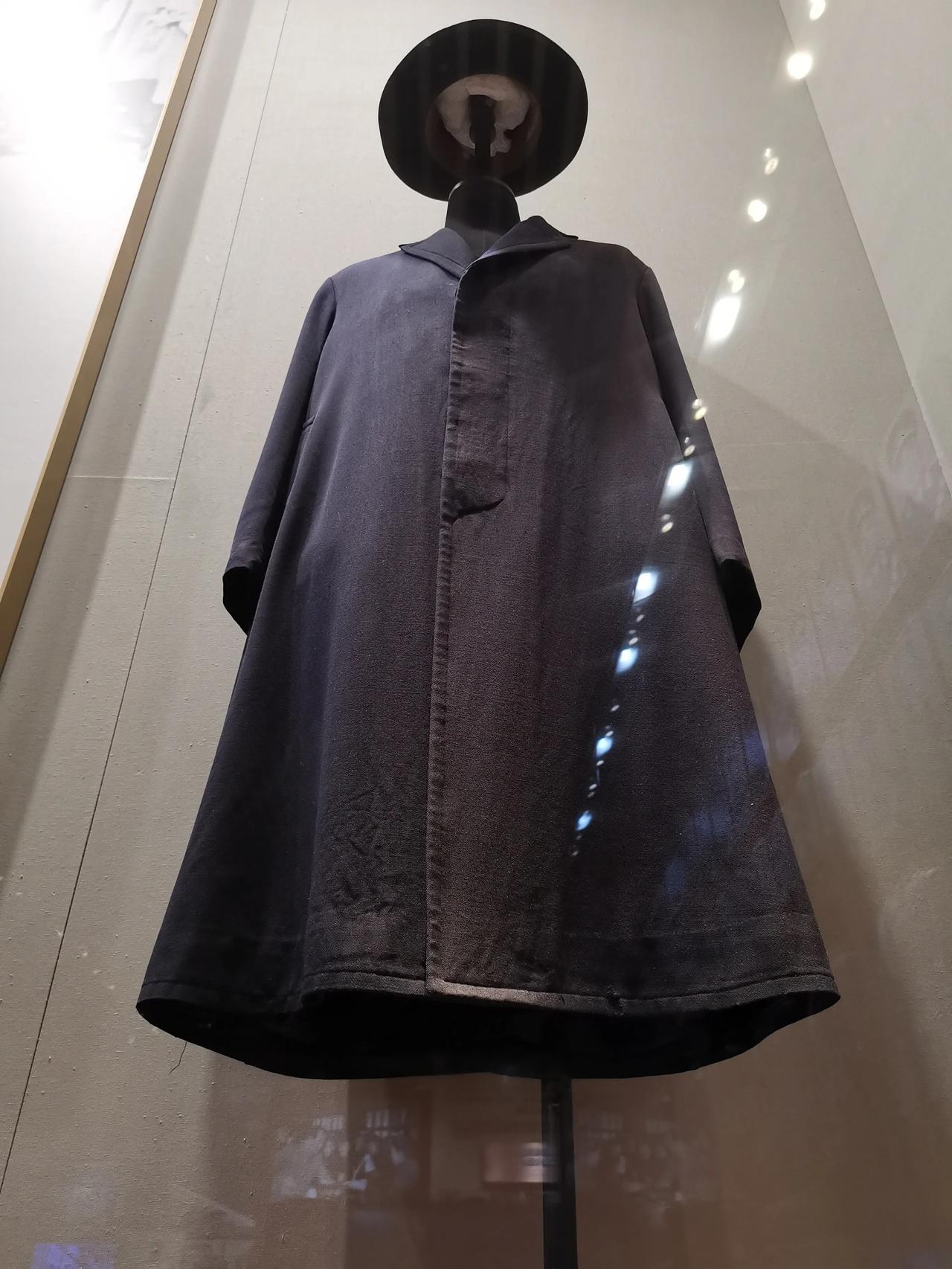 太帅了！1954年的日内瓦会议上，敬爱的周总理穿着这一身黑色风衣，成功亮瞎了在场