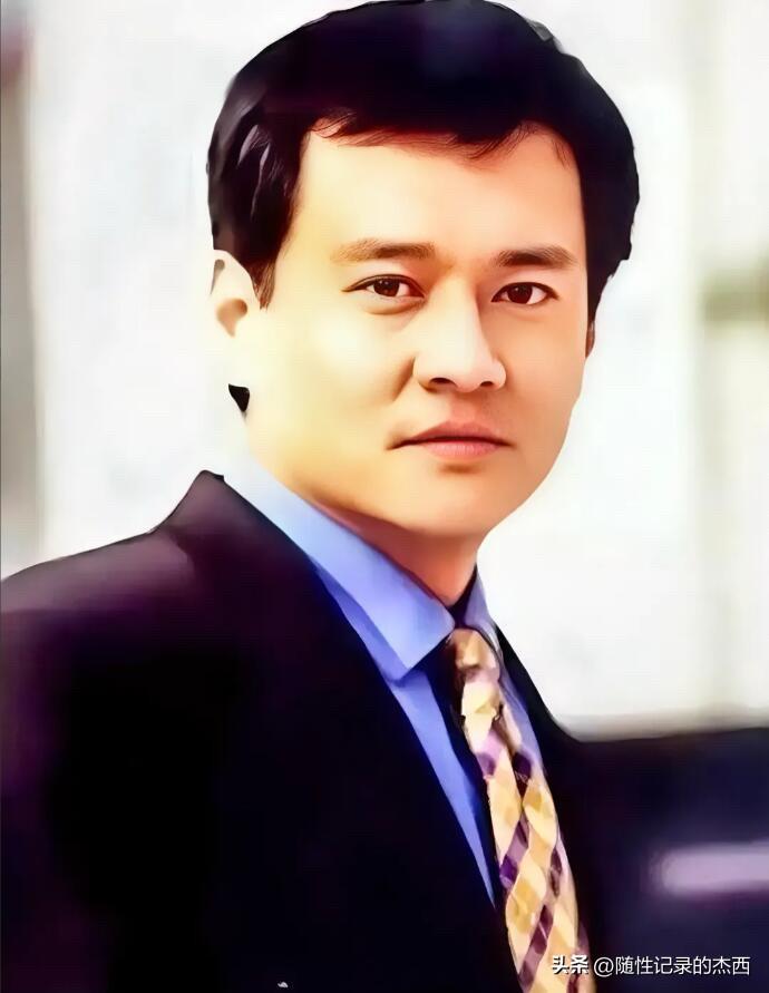 他第一眼给人感觉就是很朴实的一个演员，没有特别帅的颜值，但是演技好，只是不怎么出