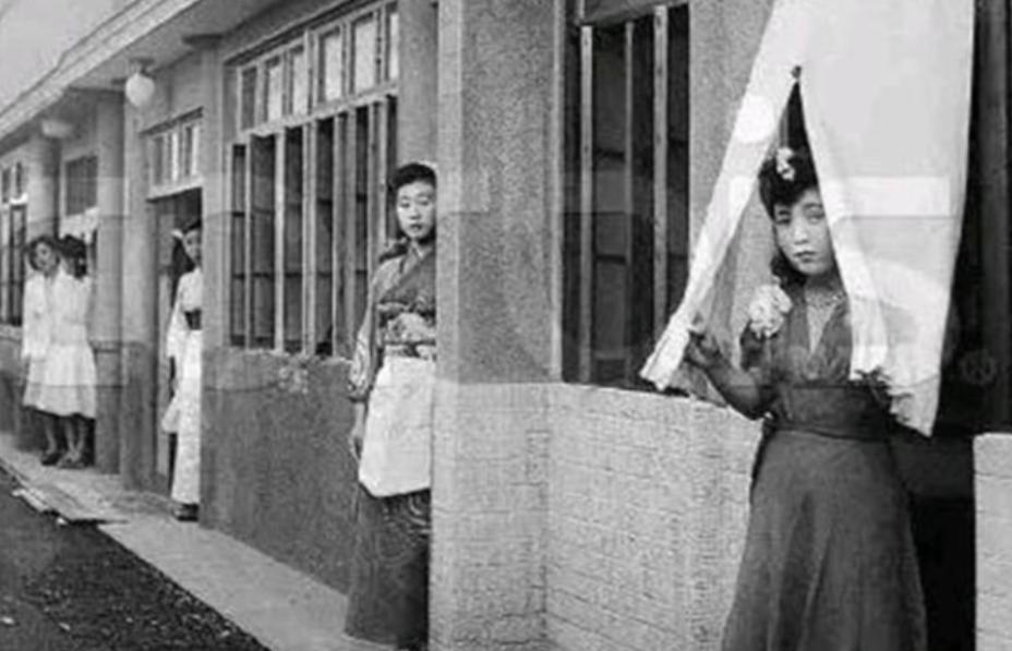 1941 年，十几名衣衫不整的中国女人、被日本兵粗暴地按在冰冷的板凳上，绑住手脚