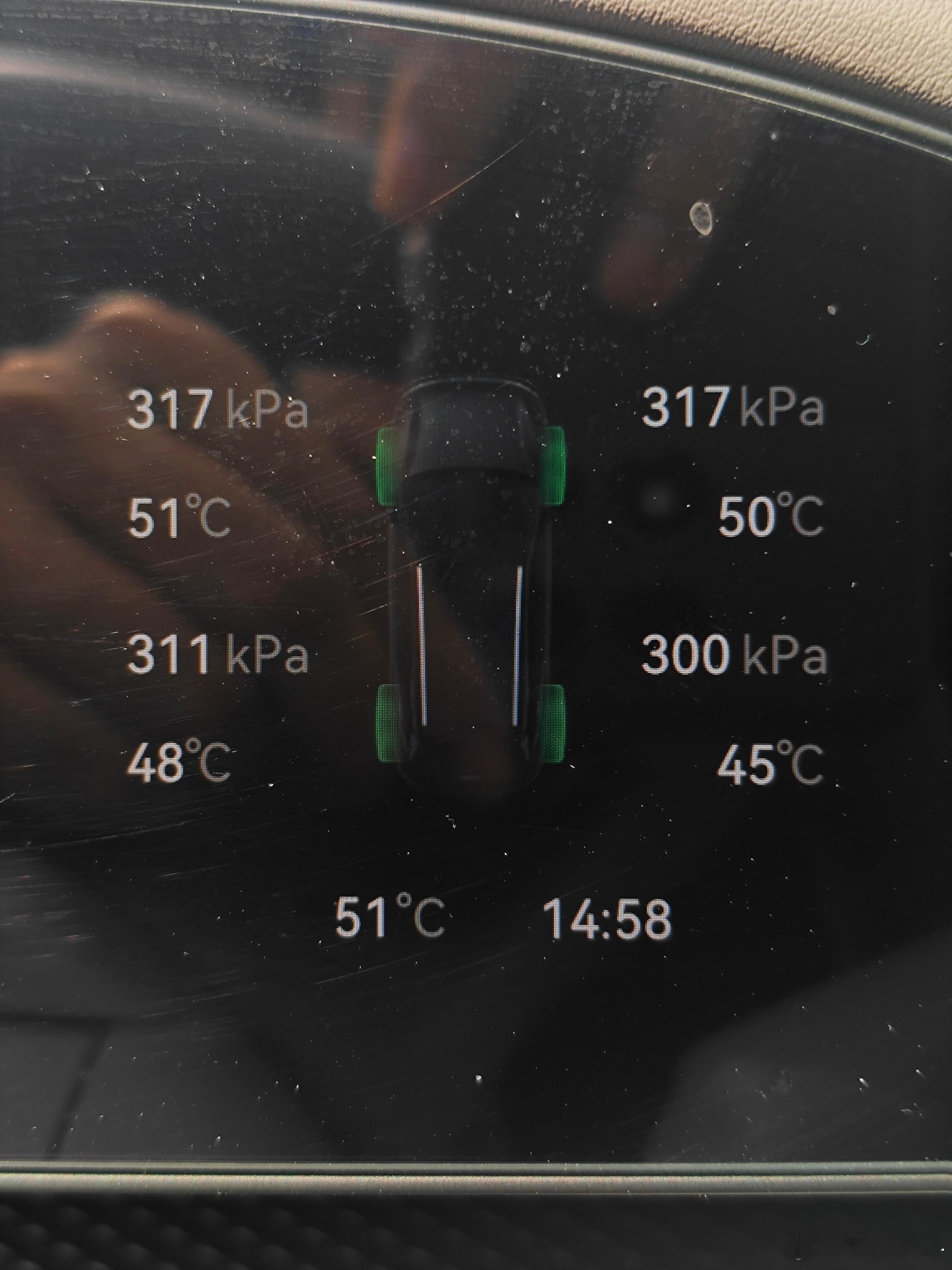 今天种这气温要把极氪7X的buff叠满：天窗遮阳帘+后排车窗遮阳帘+座椅通风，再