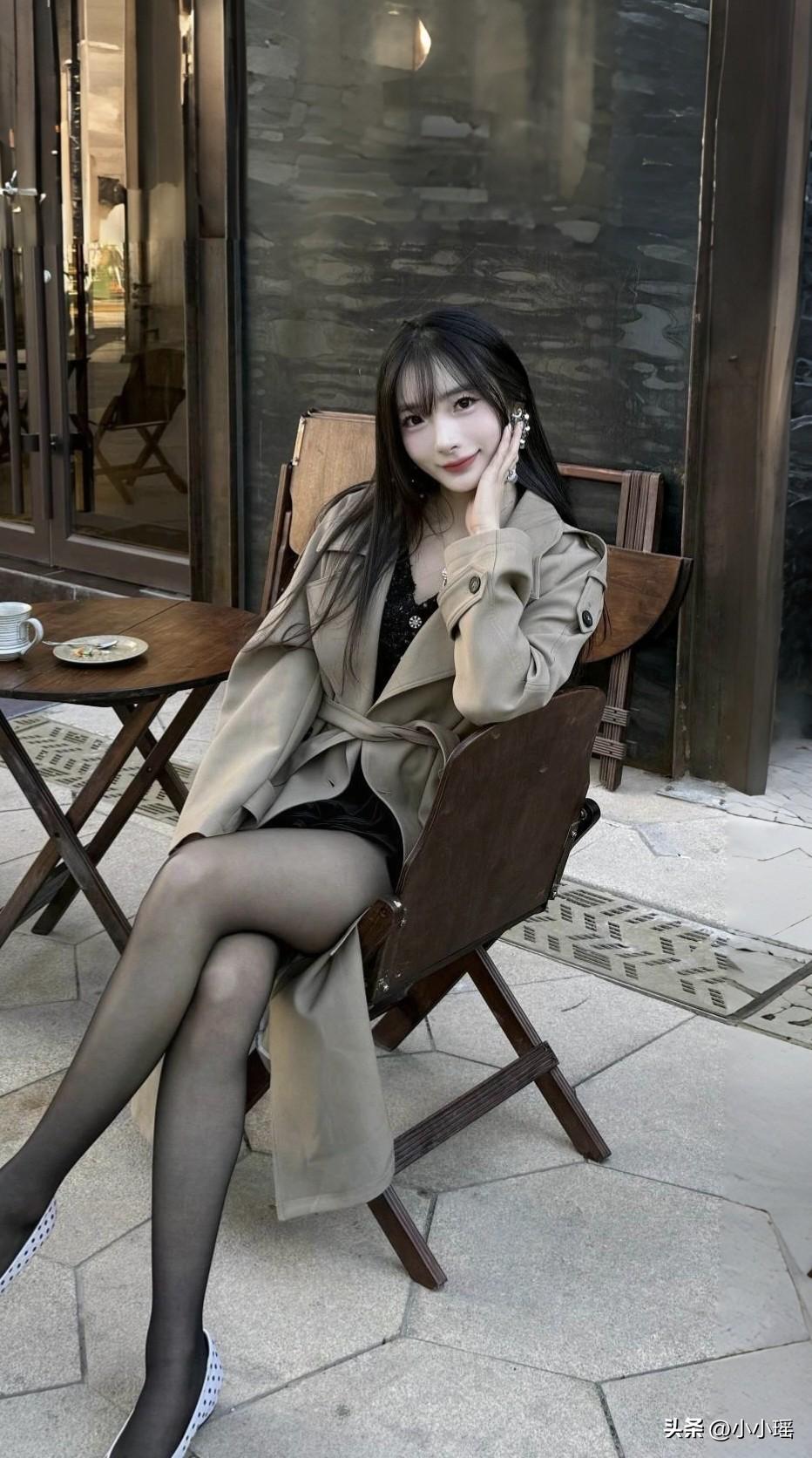 分享ootd穿搭 午休时间随拍一组，风衣配黑丝，妥妥的大姐范，虽说上班的疲惫未消