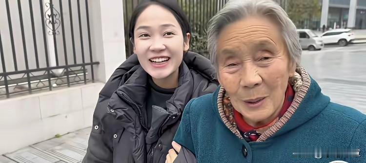 小松最近回了巴中老家，拍了很多视频，大家都看到了，送礼物，给奶奶过生日，陪老人聊