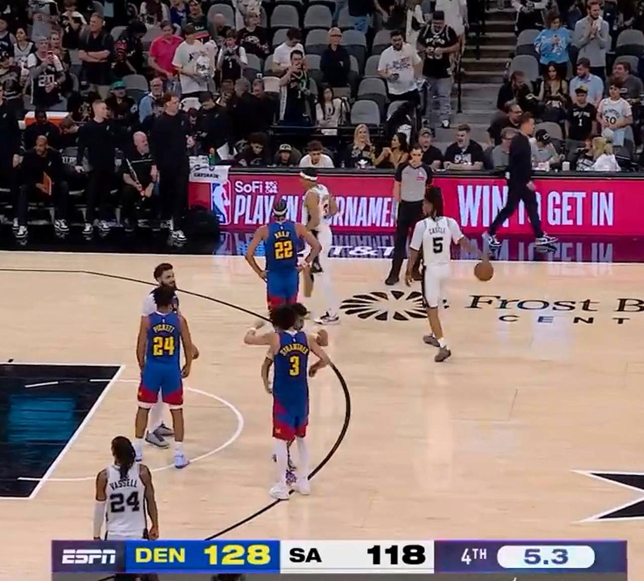 掘金轮休了五个主力，场上几乎全是替补，谁都没想到会赢马刺。
 

比赛刚开始，掘