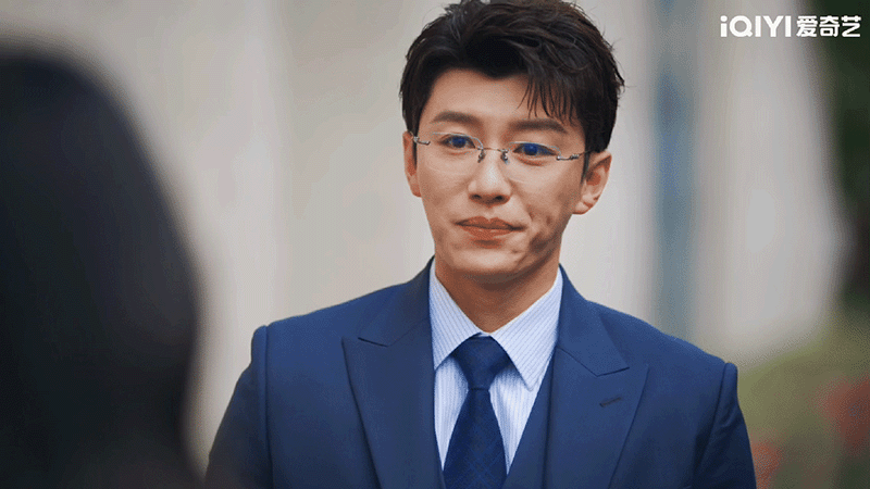 他得到的爱很少所以格外珍惜 被父亲训斥后的伤口，被胡羞亲手贴上创可贴，这一刻的温