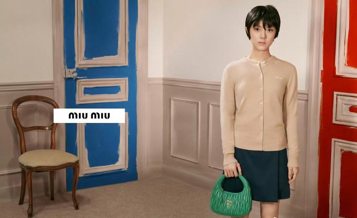 赵今麦超短发上热搜！

这造型也太颠覆了吧，我直接惊了…

她给Miu Miu拍