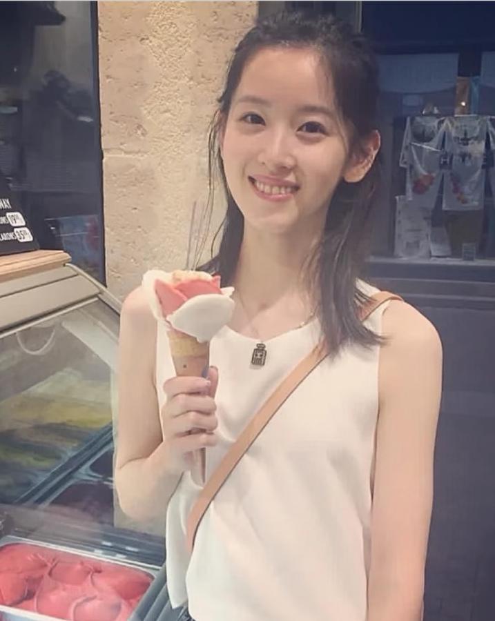 章泽天播客对话何超琼，佛系言论遇冷，这场访谈谁赢了？
章泽天在《小天章》播客里请